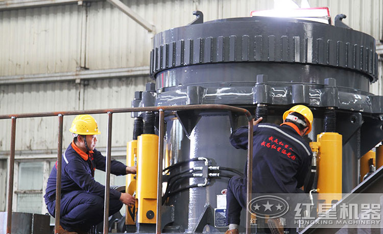 工作人員檢測圓錐破碎機，保障生產的設備都有高質量