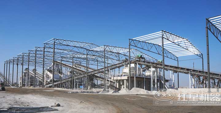 時產800噸生產現場，多臺設備同時作業